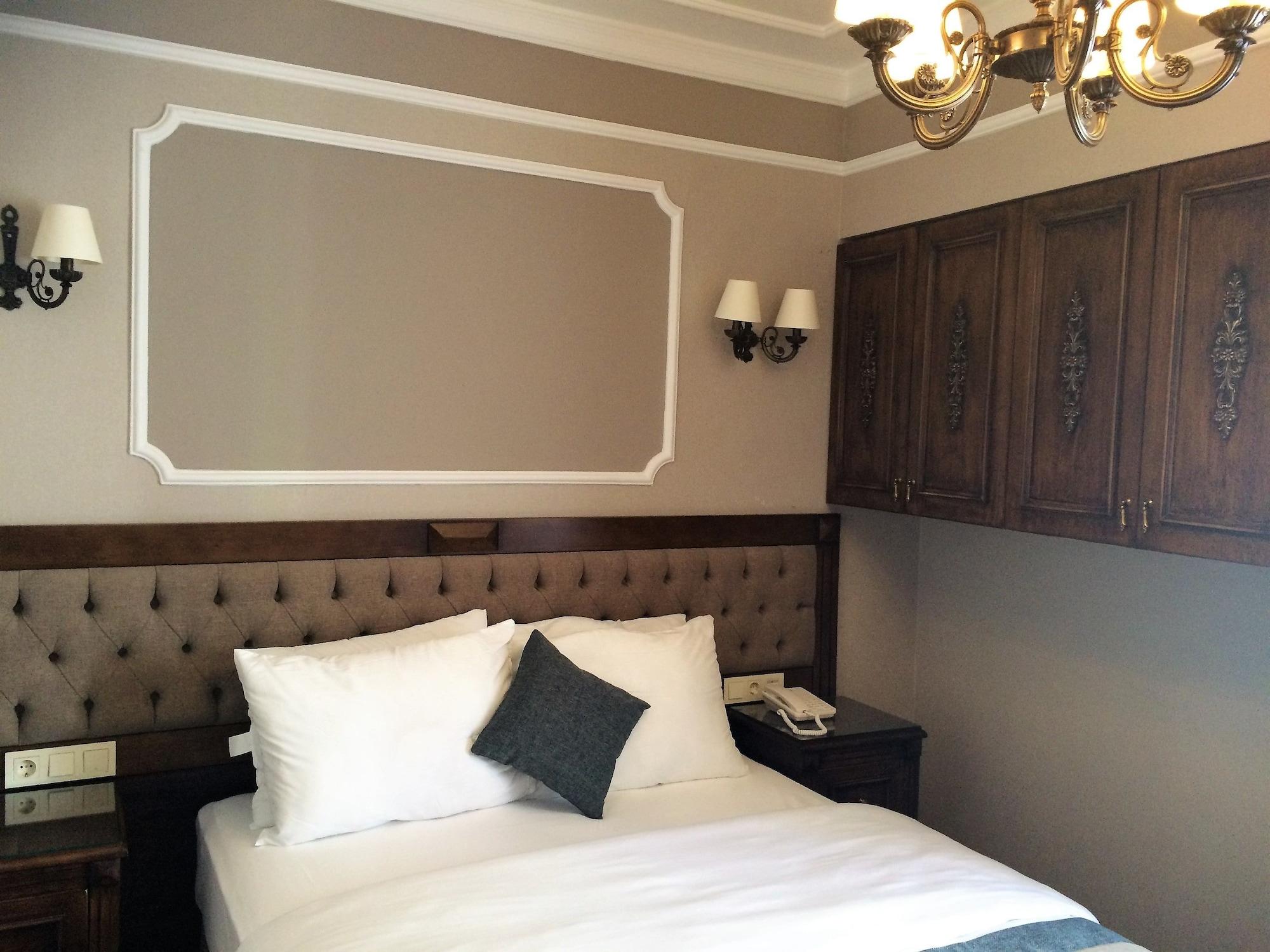 Ahmet Efendi Konagi Hotel Istanbul Bagian luar foto A bedroom at the hotel