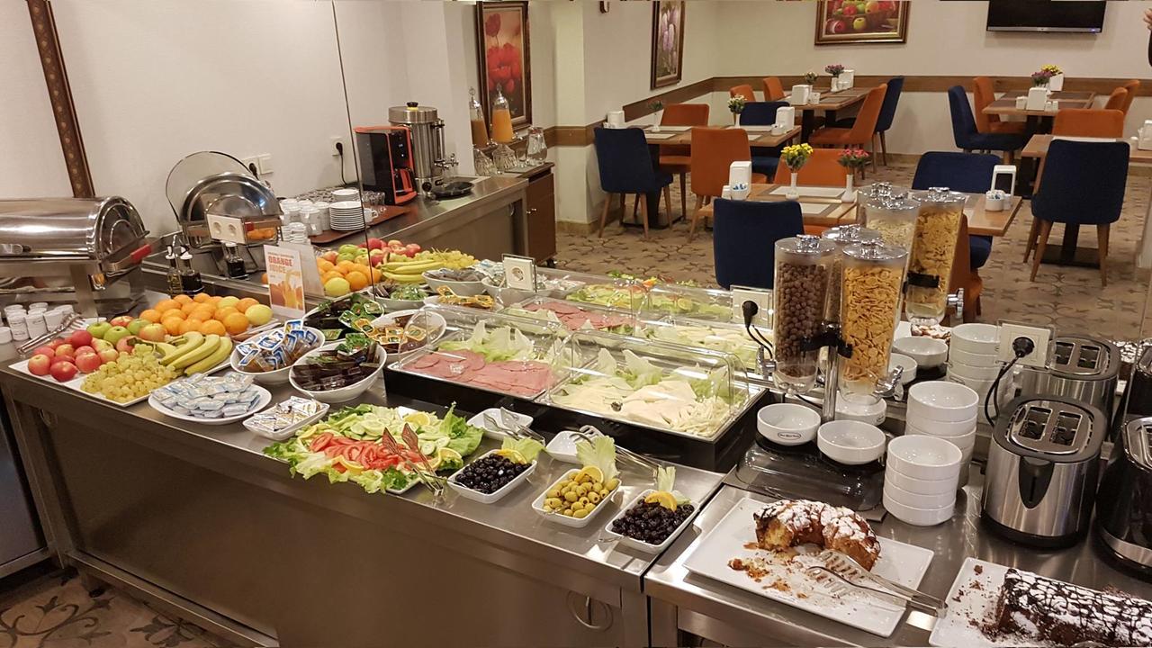 Ahmet Efendi Konagi Hotel Istanbul Bagian luar foto A buffet at a hotel